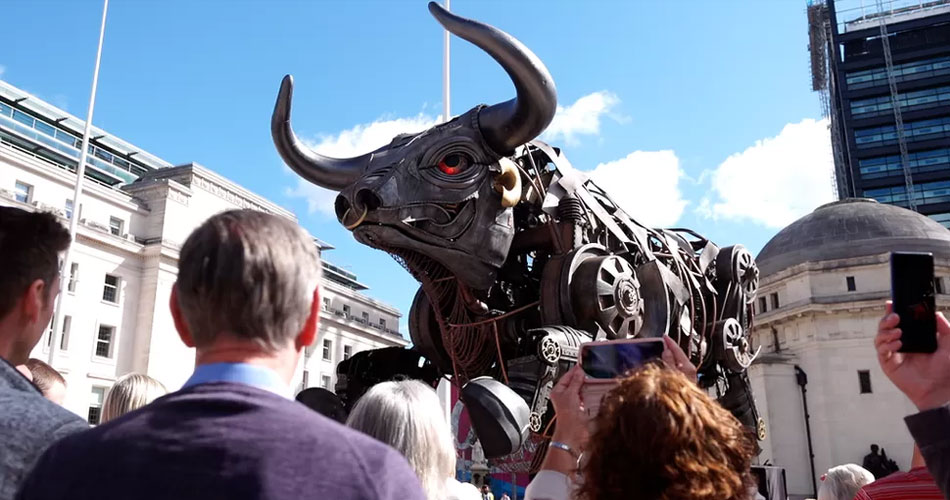 Touro mecânico gigante de Birmingham ganha nome de “Ozzy Osbourne”