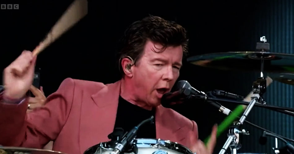 Rick Astley faz tributo aos Smiths e prova que poderia ser baterista do AC/DC