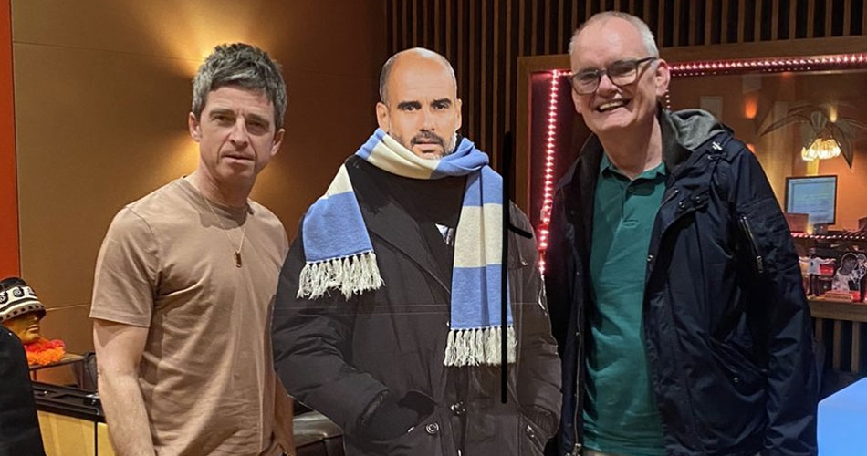 Noel Gallagher: Guardiola de papelão participa de novo videoclipe