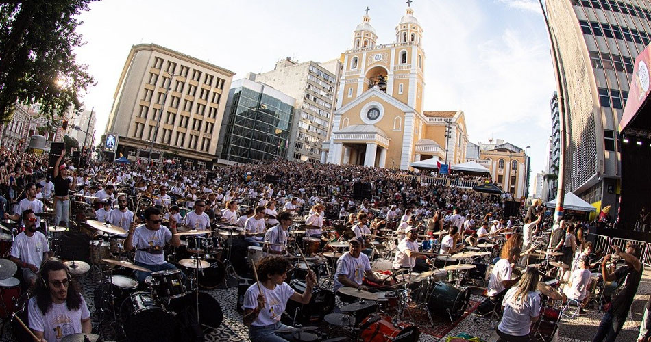 Orquestra de Baterias de Florianópolis celebra a 10ª edição com centenas de músicos tocando juntos