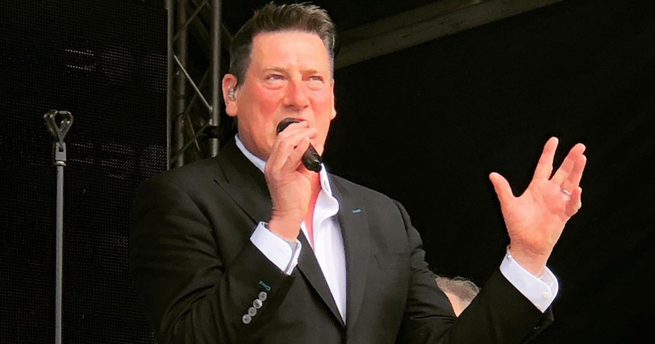 Tony Hadley, ex-Spandau Ballet, passa mal antes de show e é hospitalizado na Irlanda do Norte