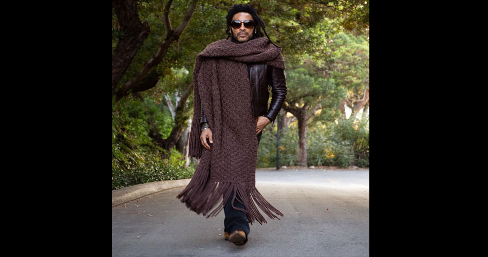 Lenny Kravitz desfila com cachecol gigante no TikTok e ganha título de “Rei do Outono”