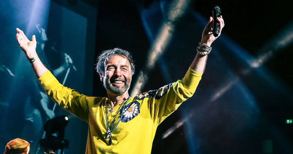 Paul Rodgers canta e toca guitarra após sofrer 13 derrames