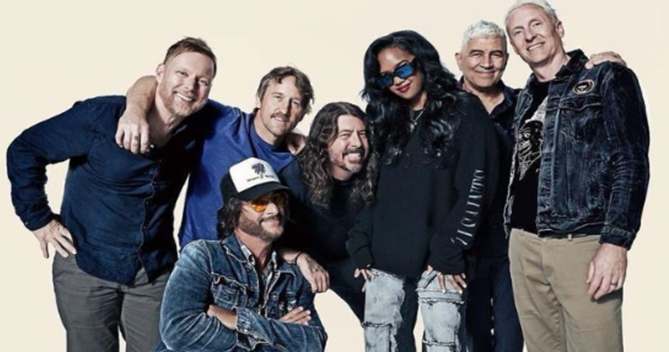 Foo Fighters toca “The Glass” ao lado da cantora H.E.R. no “Saturday Night Live”