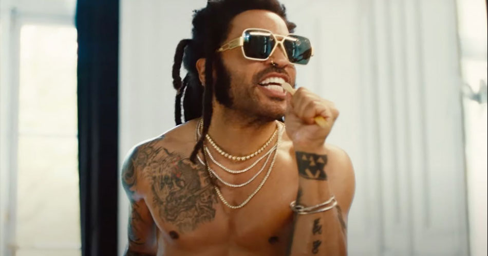 Lenny Kravitz revela cenas de bastidores do videoclipe no qual aparece peladão