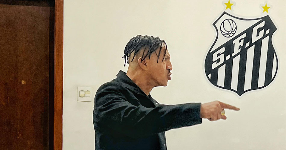 Mano Brown “troca ideia” com jogadores e Santos vence pelo Brasileirão