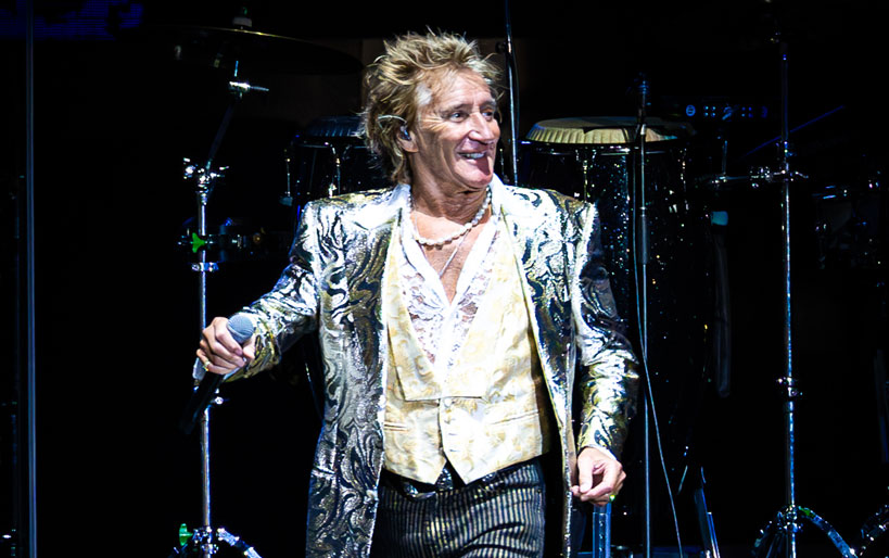 Em noite chuvosa, Rod Stewart encanta público paulistano com show emblemático