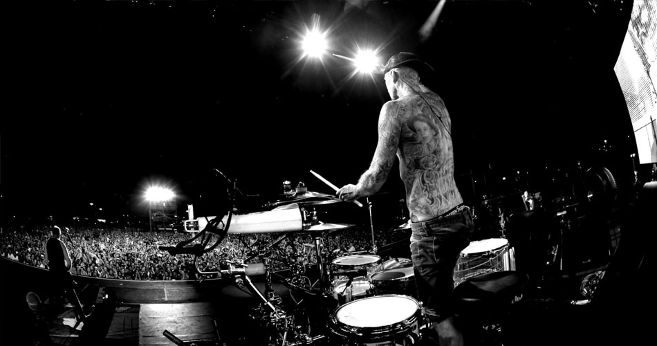 Travis Barker faz show com mão machucada em Manchester