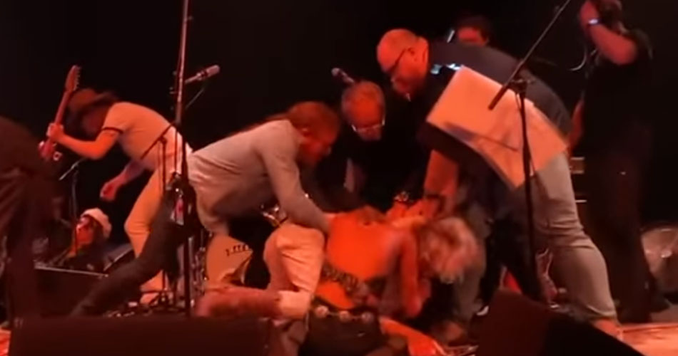 Vídeo: integrantes do Brian Jonestown Massacre brigam no palco e cancelam turnê