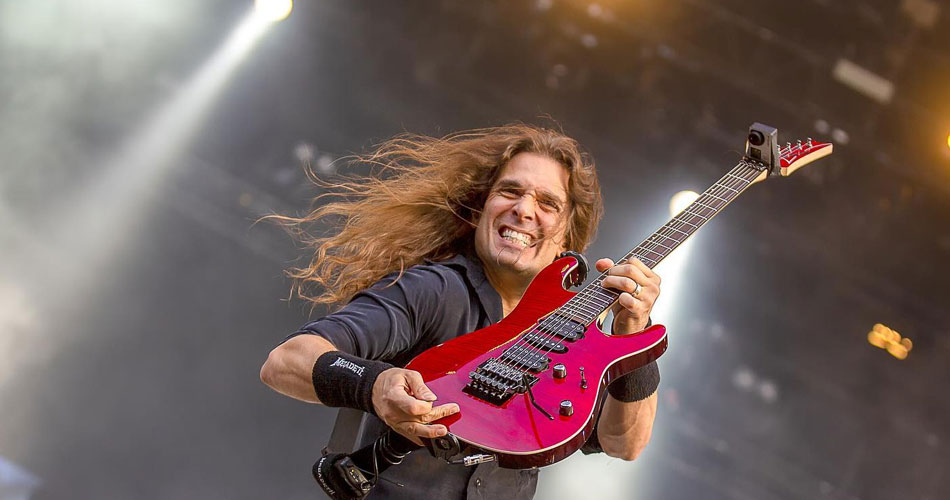 Kiko Loureiro passeia pela galeria do rock e anuncia shows no Sesc