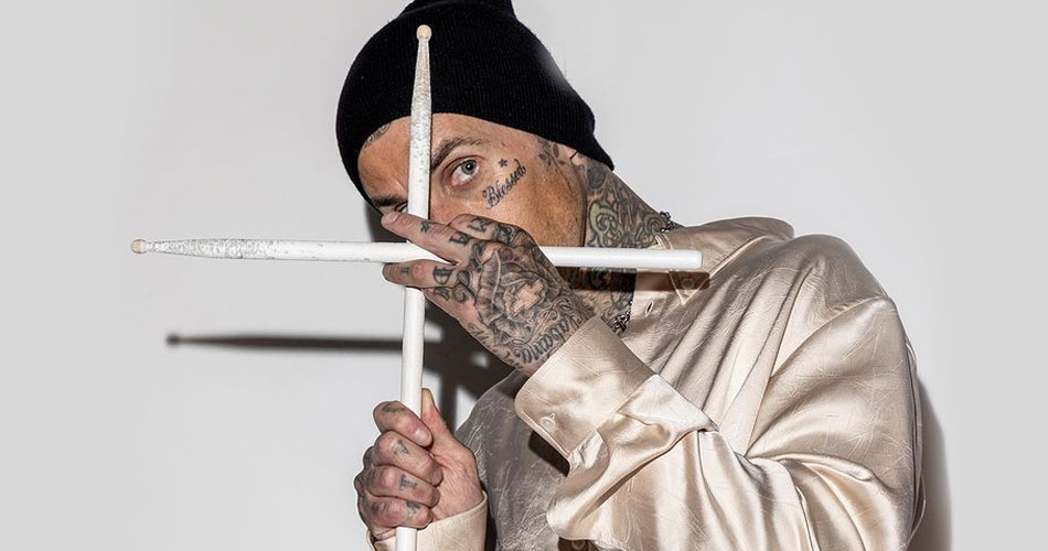 Brasileiro faz piada com Travis Barker e baterista ameaça cancelar show