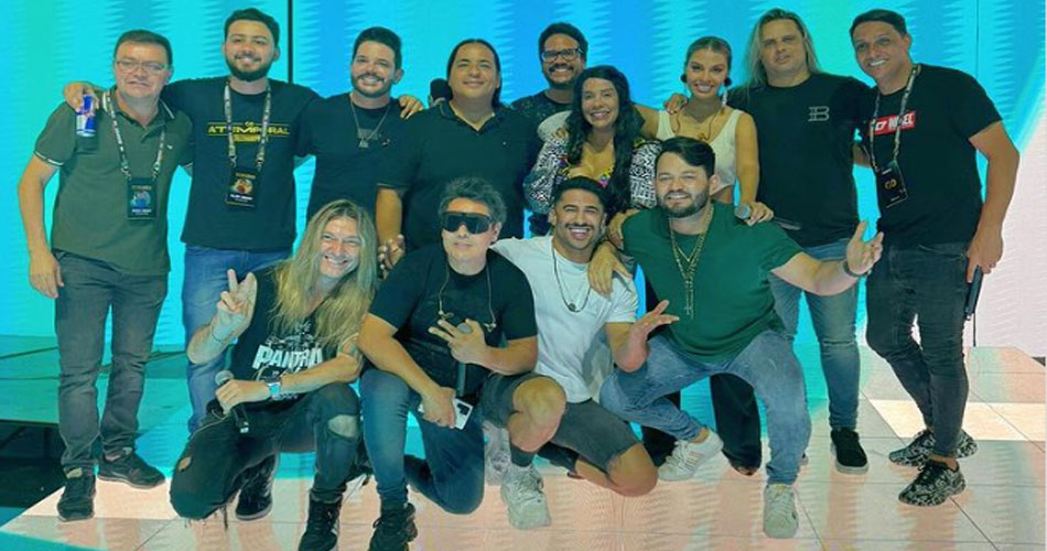 Edu Falaschi, ex-vocal do Angra, participa da gravação de DVD do Calcinha Preta