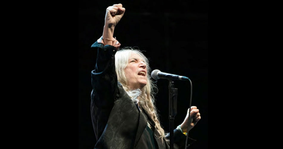 Ícone do punk, Patti Smith cancela show após passar mal na Itália