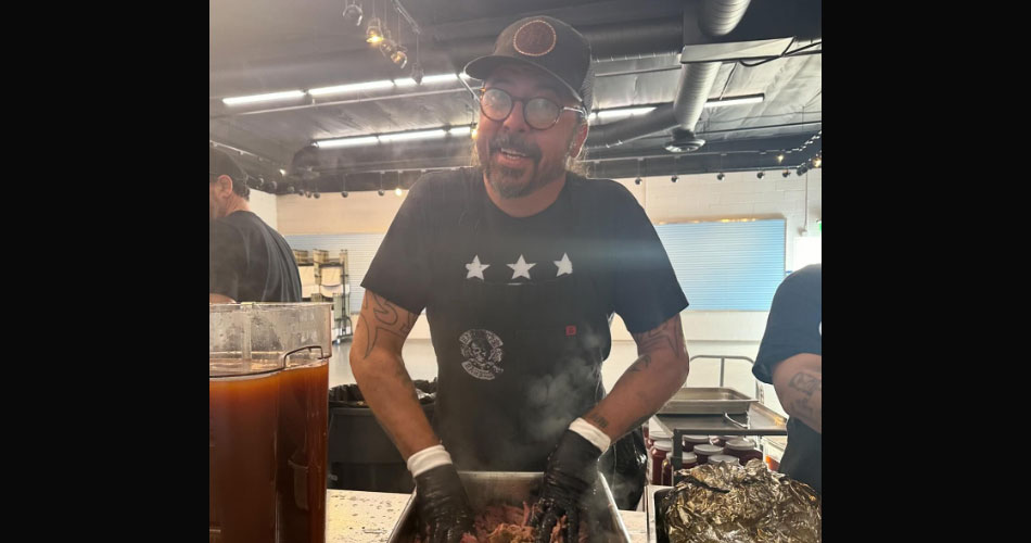 Dave Grohl passa domingo do Super Bowl fazendo churrasco para necessitados