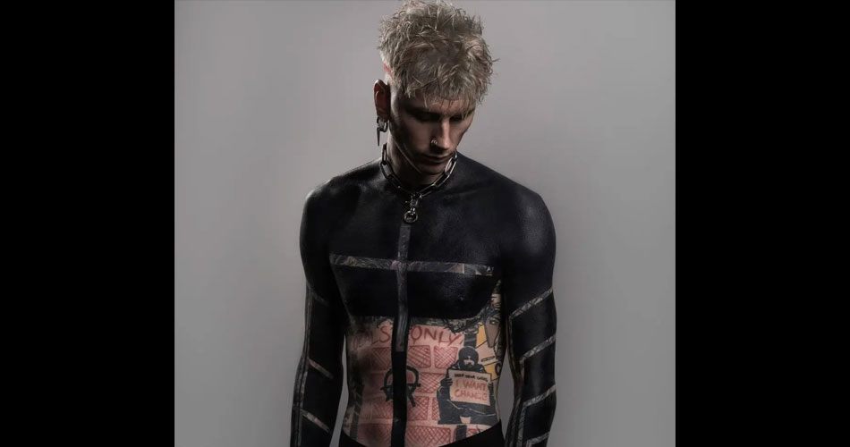 Machine Gun Kelly apresenta nova tatuagem “para fins espirituais”