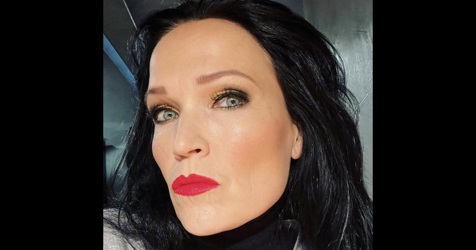 Tarja Turunen chora no palco ao anunciar adiamento de show em Curitiba