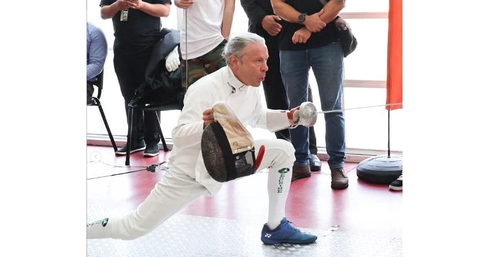 Bruce Dickinson participa de duelo de esgrima em Curitiba