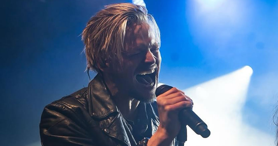 Erik Grönwall canta “I Will Always Love You” em 1º vídeo após saída do Skid Row