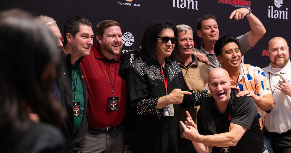 Gene Simmons faz seu primeiro show após despedida do KISS