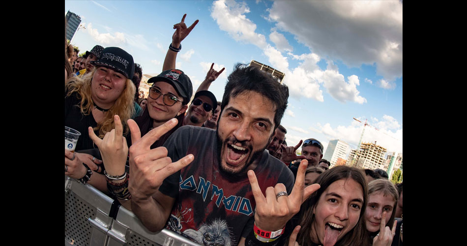 Estudo mostra quanto dinheiro fãs gastam em camisas de bandas ao longo da vida