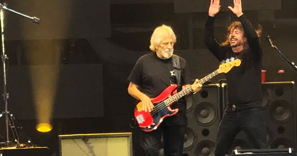 Foo Fighters toca “Paranoid” do Black Sabbath com Geezer Butler