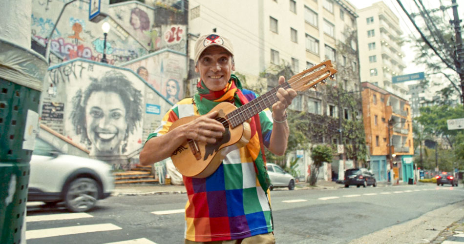 Manu Chao lança “São Paulo Motoboy” e convida motociclistas para encontro no centro de SP