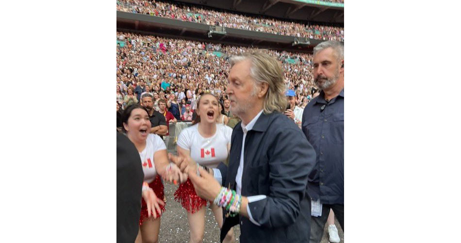 Paul McCartney é flagrado dançando com fãs de Taylor Swift