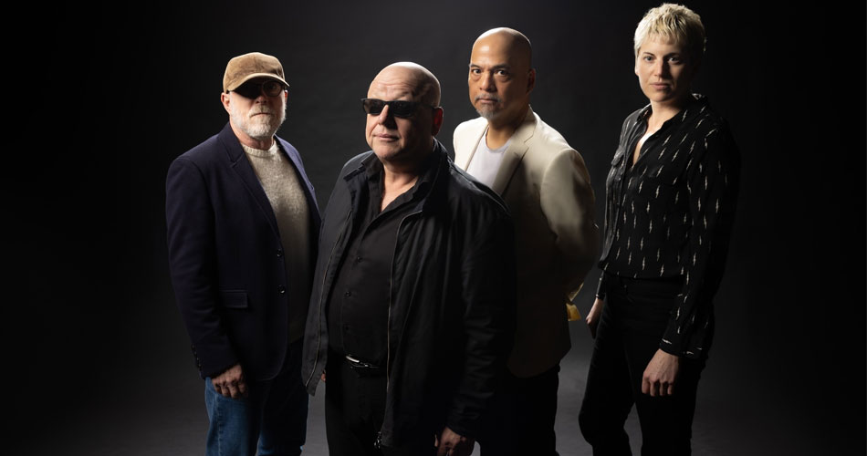 Pixies apresenta suas primeiras músicas com a nova baixista Emma Richardson