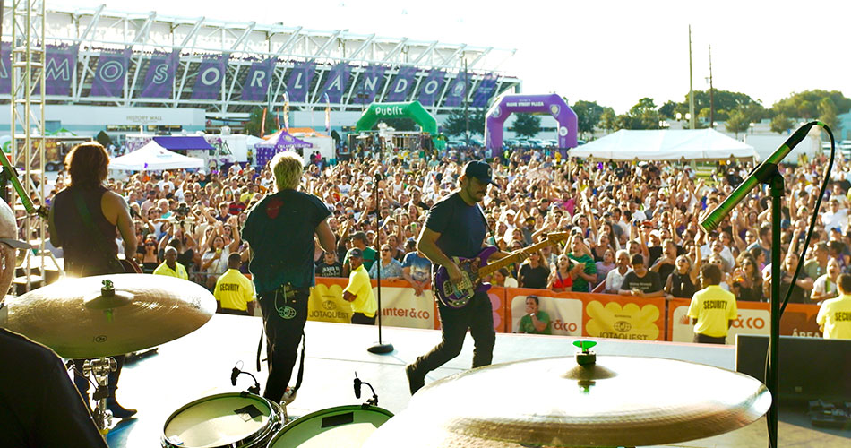 Jota Quest encerra turnê americana com ingressos esgotados e show em estádio de futebol