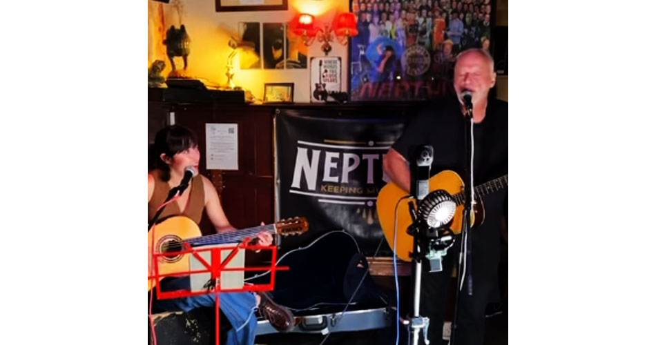 David Gilmour aparece em pub e toca clássico do Pink Floyd