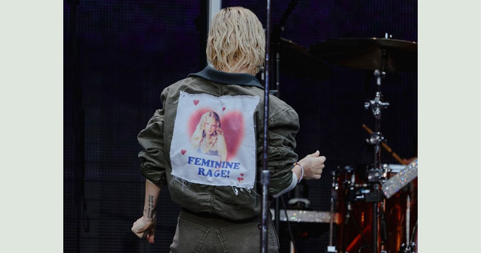 Paramore promove camiseta “fúria feminina” para ajudar vítimas de conflito na Palestina