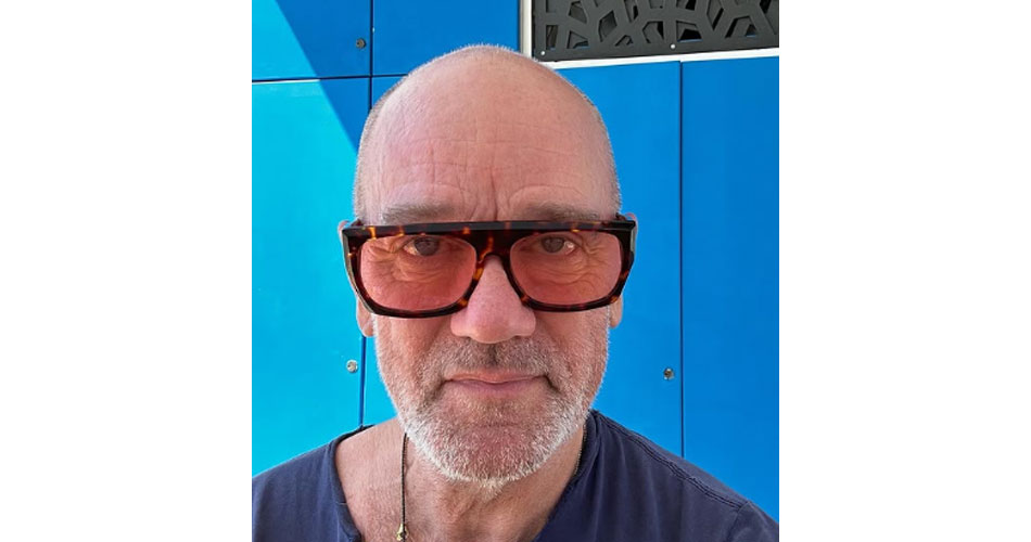 Michael Stipe, do R.E.M., retorna aos palcos para defender sua posição política