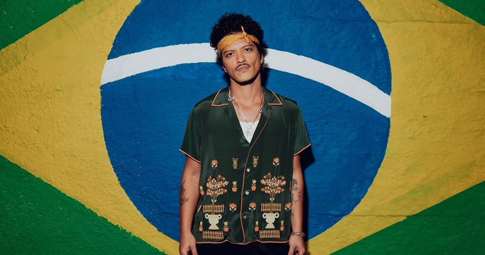 Bruno Mars recebe CPF gigante após temporada de shows pelo Brasil