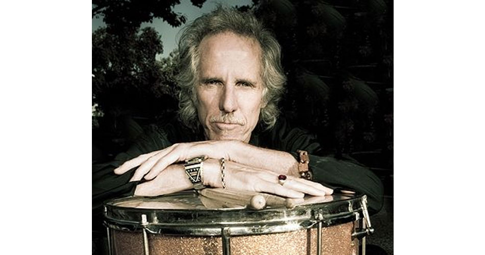 Baterista do The Doors, John Densmore, declara apoio à Kamala Harris