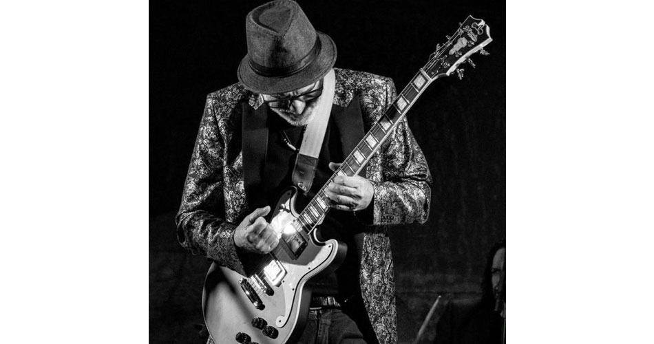 Eleito o melhor guitarrista de Blues do mundo, Nuno Mindelis faz show em SP