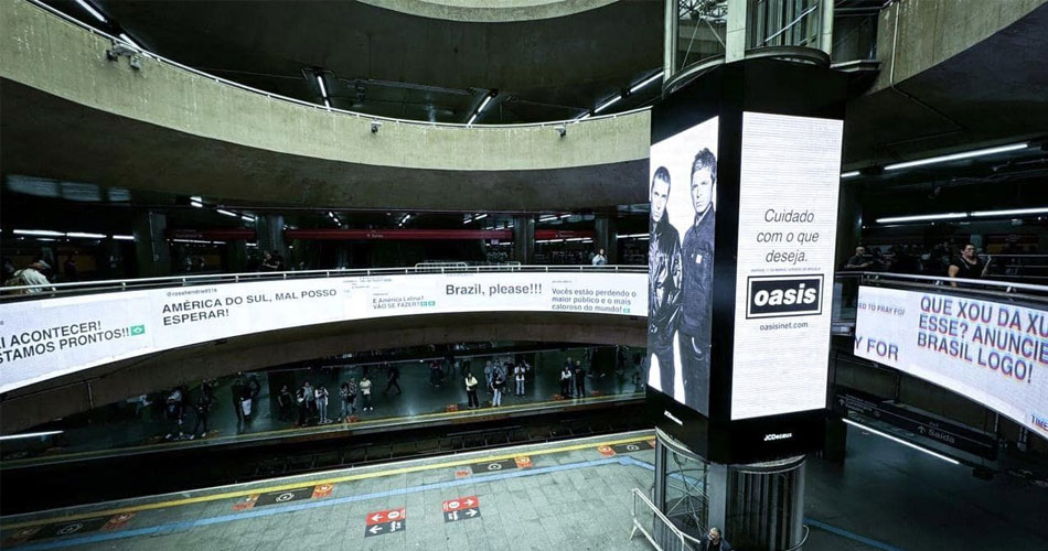 Oasis publica imagem de divulgação da sua turnê na Estação da Sé, em SP